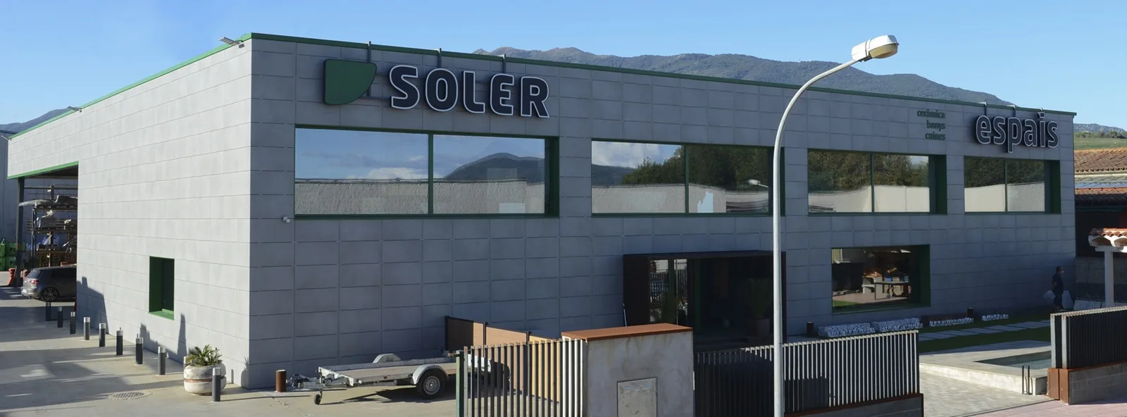Façana de Materials Soler al polígon La Serra